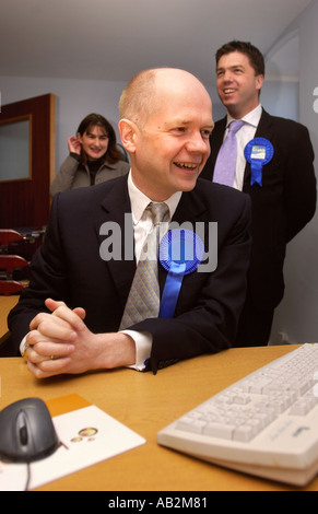 Conservatore ex leader del partito William Hague in occasione di una visita a Milford Haven in South Wales UK 13 aprile 2005 Aia al Pembrokeshir Foto Stock