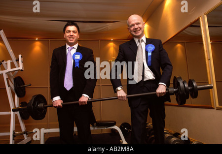 Conservatore ex leader del partito William Hague in occasione di una visita a Milford Haven in South Wales UK 13 aprile 2005 aia in una palestra con PPC S Foto Stock