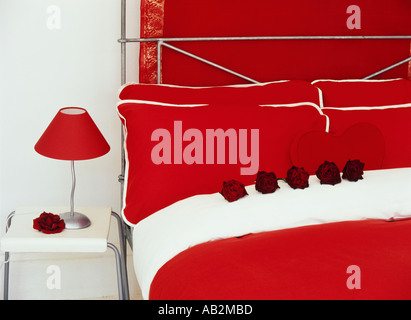 Un interno di colore rosso e bianco camera da letto cuore di rose e di dettaglio Foto Stock