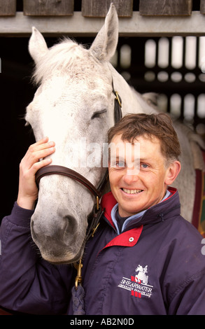 Medaglia olimpica Leslie legge con il cavallo Shear L EAU che ha guidato per oro nella gestione degli eventi ad Atene nella foto al suo maneggio i Foto Stock