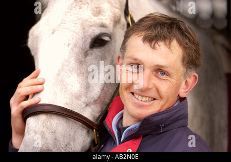 Medaglia olimpica Leslie legge con il cavallo Shear L EAU che ha guidato per oro nella gestione degli eventi ad Atene nella foto al suo maneggio i Foto Stock