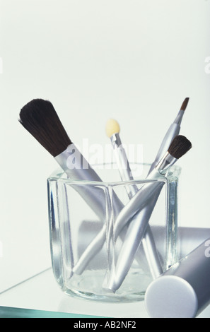 Make up pennelli in un contenitore di vetro Foto Stock