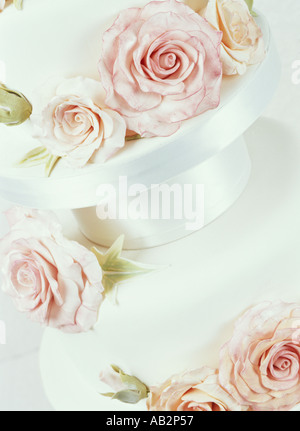 Una torta bianca decorata con un colore rosa pallido rose Foto Stock