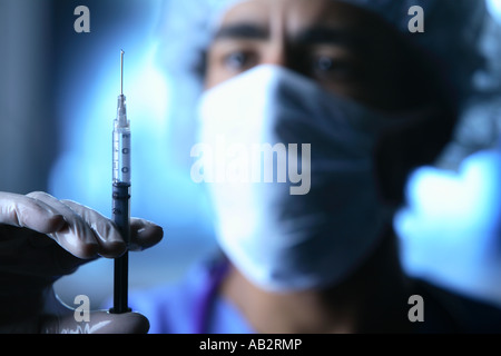Medico con una siringa Foto Stock