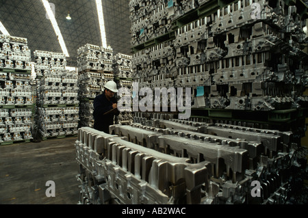 Un lavoratore di magazzino controlla l'inventario di automobile blocchi motore fabbricati presso lo stabilimento Nemak a Monterrey in Messico Foto Stock