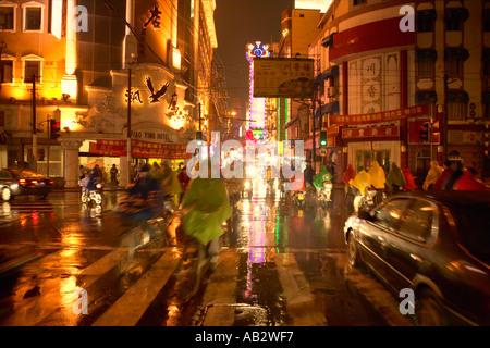 A rainy street a Shanghai in Cina di notte Foto Stock