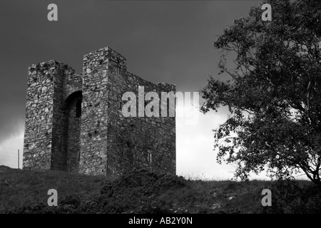 Nuvole temporalesche raccogliendo oltre Audleys Castello, Strangford, County Down, Irlanda del Nord Foto Stock