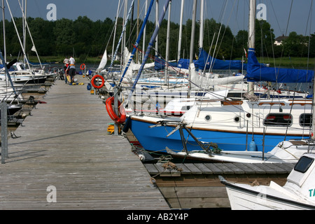 Imbarcazioni da diporto ormeggiati a Marina Kinnego, Lough Neagh, Craigavon, nella contea di Armagh, Irlanda del Nord Foto Stock