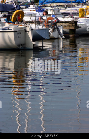 Riflessioni di scafi di imbarcazioni da diporto ormeggiati a Marina Kinnego, Lough Neagh, Craigavon, nella contea di Armagh, Irlanda del Nord Foto Stock