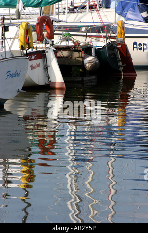 Riflessioni di scafi di imbarcazioni da diporto ormeggiati a Marina Kinnego, Lough Neagh, Craigavon, nella contea di Armagh, Irlanda del Nord Foto Stock