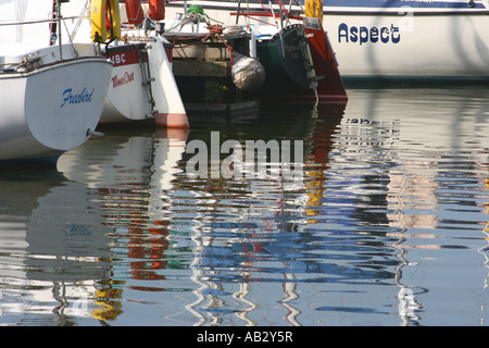 Riflessioni di scafi di imbarcazioni da diporto ormeggiati a Marina Kinnego, Lough Neagh, Craigavon, nella contea di Armagh, Irlanda del Nord Foto Stock