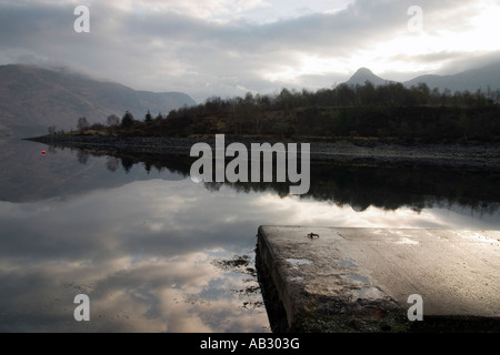 Refelections sul ancora mattina presto acque di Loch Leven Foto Stock