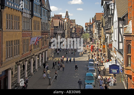 Una vista panoramica verso il basso Eastgate Street, da Chester City Walls. In primo piano, il Grosvenor Hotel Foto Stock