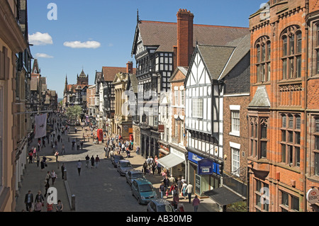 Una vista panoramica verso il basso Eastgate Street, da Chester City Walls. Foto Stock