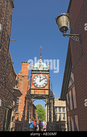 Il Eastgate Clock Chester, visto dalle mura della città. Foto Stock