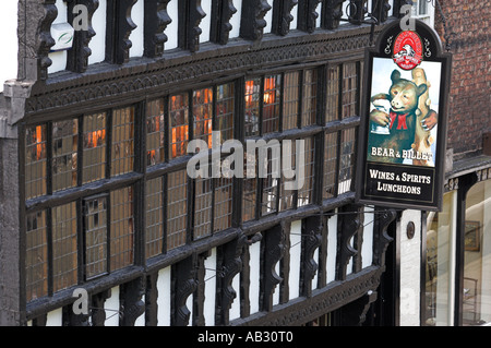 "Bear & billetta Pub' segno, come si vede dalle mura della città di Chester. Foto Stock