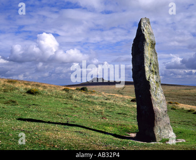 Pietra lungo la pala verso il basso Dartmoor con Kestor Rock in distanza. Foto Stock