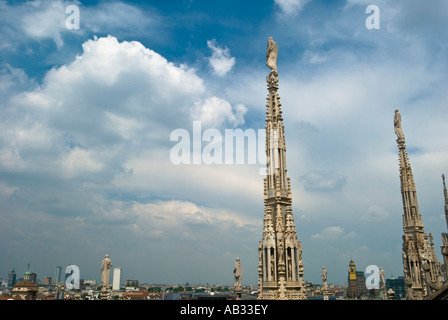 Vista dal tetto di Il Duomo di edifici moderni a Milano tra cui il palazzo Pirelli. Foto Stock