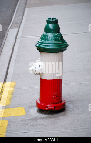 Idrante di fuoco verniciato nei colori della bandiera italiana in Little Italy, New York City. Foto Stock