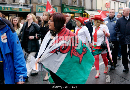 I dipendenti di Burberry marzo attraverso Treorchy dopo essere stati licenziati dalla società Rhondda Valley South Wales UK Foto Stock