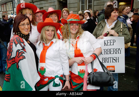 I dipendenti di Burberry si riuniscono per un incontro finale dopo essere stati licenziati dalla società Treorchy Rhondda Valley South Wales UK Foto Stock