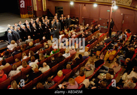 I dipendenti di Burberry a un incontro finale dopo essere stati licenziati dalla società Treorchy Rhondda Valley South Wales UK Foto Stock