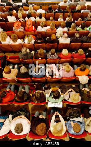 I dipendenti di Burberry a un incontro finale dopo essere stati licenziati dalla società Treorchy Rhondda Valley South Wales UK Foto Stock