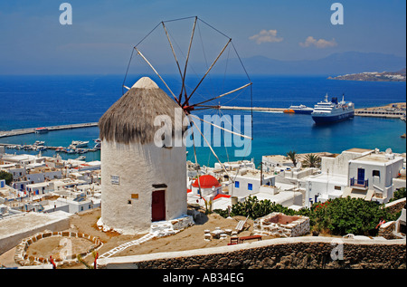 Il mulino a vento di Porto di Mykonos del Mar Egeo in Grecia. Foto Stock