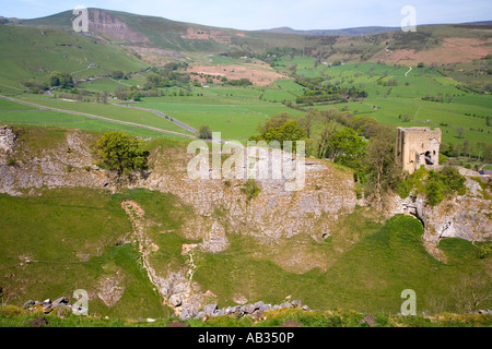 Vista: Peveril Castle dalla grotta sopra Dale con Mam Tor in background di Castleton in Peak District nel Derbyshire Foto Stock