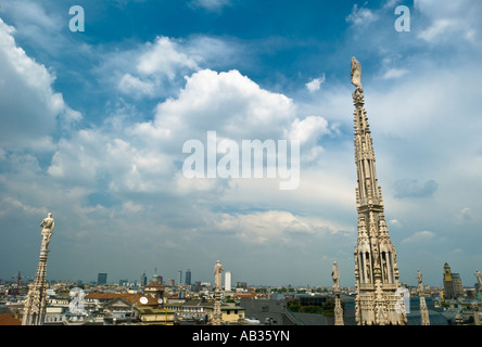 Vista dal tetto di Il Duomo di edifici moderni a Milano tra cui il palazzo Pirelli. Foto Stock