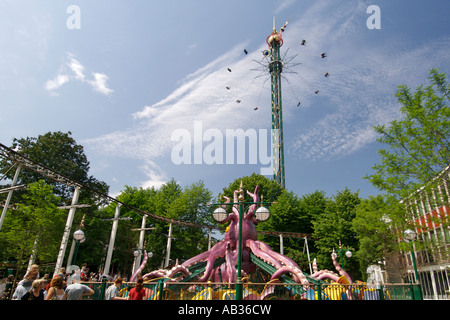 Vista della Star Flyer e visitatori all'interno del parco divertimenti Giardini di Tivoli a Copenaghen. Foto Stock