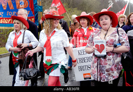 I dipendenti di Burberry marzo attraverso Treorchy dopo essere stati licenziati dalla società Rhondda Valley South Wales UK Foto Stock