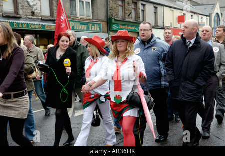 I dipendenti di Burberry marzo attraverso Treorchy dopo essere stati licenziati dalla società Rhondda Valley South Wales UK Foto Stock