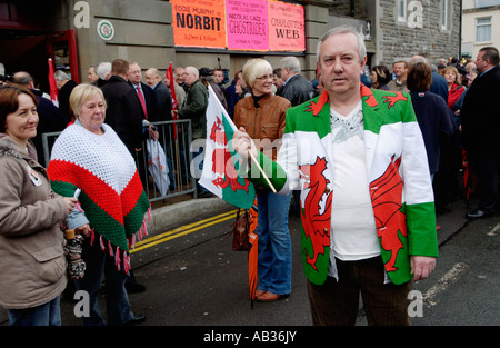 I dipendenti di Burberry si riuniscono per un incontro finale dopo essere stati licenziati dalla società Treorchy Rhondda Valley South Wales UK Foto Stock