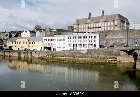 Riverfront vista sul fiume Towy in Carmarthen con Consiglio Carmarthenshire County Hall sopra West Wales UK Foto Stock