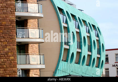 Premiato edificio di appartamenti Casa Esplanade Porthcawl South Wales UK localmente noto come il BOTTLE BANK Foto Stock