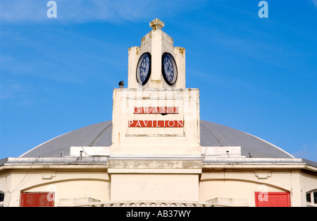 Orologio e tetto a cupola di Grand Pavilion Porthcawl South Wales UK Foto Stock