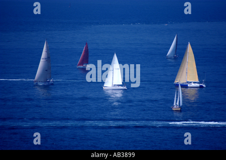 Barche in mare nebuloso competere nel Fastnet 2003 gara off gli aghi Il Solent Isle of Wight Hampshire REGNO UNITO Inghilterra estate 20 Foto Stock