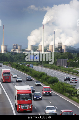DEU, Germania : Autobahn,m autostrada A2 di Bottrop. Il carbon fossile power station di EON Kraftwerke GmbH in Gelsenkirchen-Scholven. Foto Stock