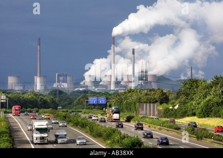 DEU, Germania : Autobahn,m autostrada A2 di Bottrop. Il carbon fossile power station di EON Kraftwerke GmbH in Gelsenkirchen-Scholven. Foto Stock