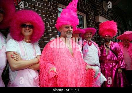 Persone che indossano costumi rosa del 2007 a Londra Gay Pride Marzo Foto Stock