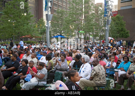 Detroit Michigan una folla ascolta un concerto nel Campo Marzio park Foto Stock