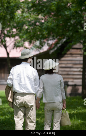 Coppia matura passeggiate nel parco Foto Stock