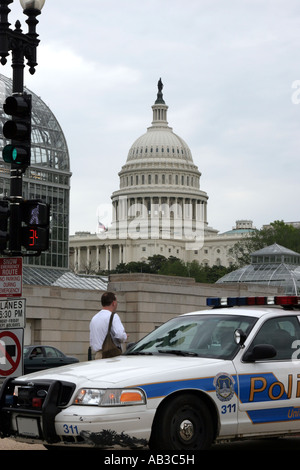 Noi Capitol Building con auto della polizia in primo piano, Washington, DC, Stati Uniti d'America Foto Stock