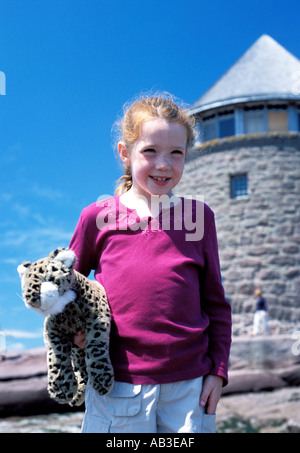 Red hairedred ragazza dai capelli in vacanza sorridente con pet doll tiger a Ministro dell isola New Brunswick Canada Foto Stock