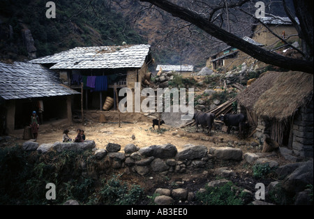 INDIA 2000 Una piccola fattoria ai piedi delle montagne dell'Himalaya in Himachal Pradesh Foto Stock