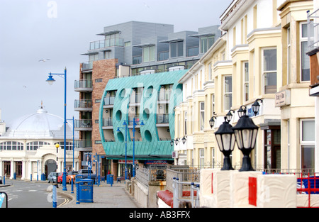 Il lungomare ed edifici in Porthcawl South Wales UK Foto Stock