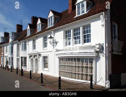 Case bianche a Burnham on Crouch in Essex, Inghilterra Foto Stock