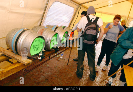 Walkers prendendo parte al Real Ale Ramble Walking Festival fermarsi per una pausa di birra nei pressi di Llanwrtyd Wells Powys Wales UK Foto Stock