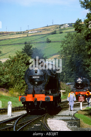 Motore ferroviario sul Keighley e vale la pena di valle ferroviaria West Yorkshire Inghilterra Foto Stock